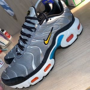 Nike air great pair of shoes. Size 6y